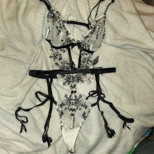 Victoria Secret Very S3xy Embroidered Bow Teddy size medium